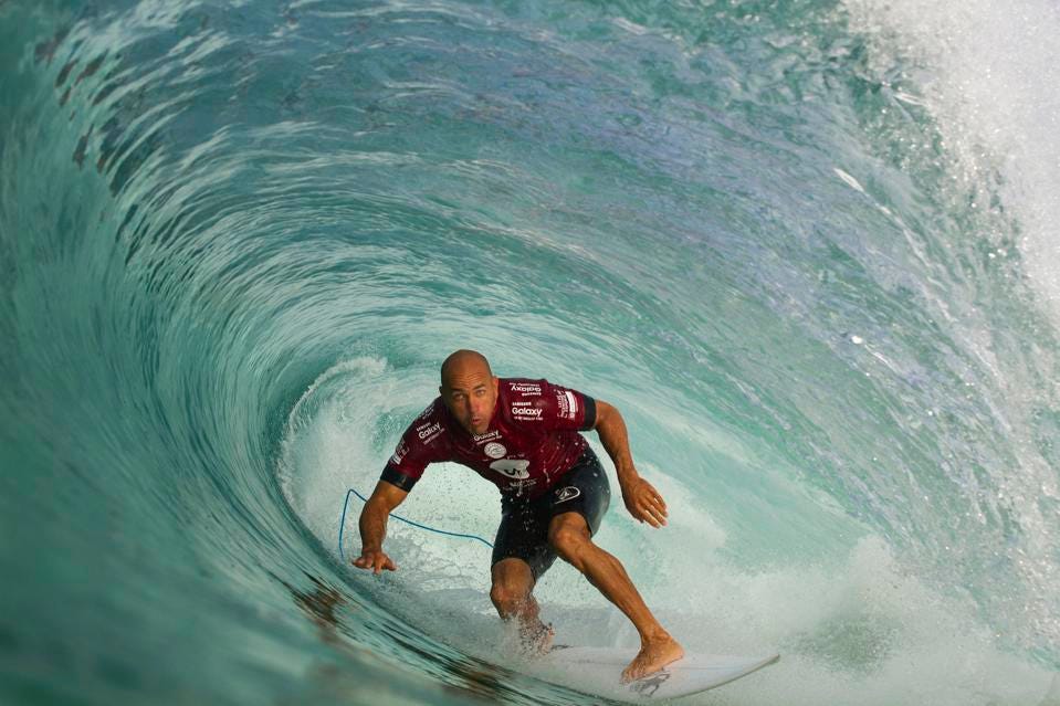 En este momento estás viendo Biografia de Kelly Slater: El legendario surfista que cambió el mundo del deporte