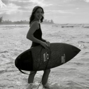 Juliette Lacome es una surfista profesional francesa
