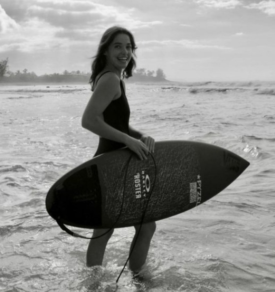 En este momento estás viendo Juliette Lacome es una surfista profesional francesa
