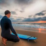 Lee más sobre el artículo Surf y Meditación: Un Viaje hacia el Equilibrio Interior