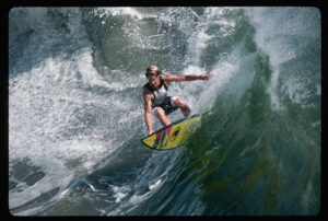 Lee más sobre el artículo Estética y moda de la cultura surf en los años 80