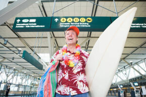 Lee más sobre el artículo La Moda Hawaiana y su Impacto en la Cultura del Surf: Una Ola de Tradición y Estilo