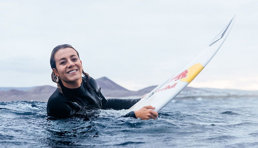 En este momento estás viendo Laura Coviella: Rompiendo Barreras en el Surf de Olas Grandes