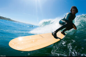 Lee más sobre el artículo Las Alaias: El Renacimiento del Surf Tradicional en Madera