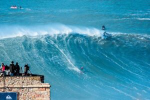Lee más sobre el artículo El Tow-in Surfing: Una Nueva Frontera en el Mundo del Surf